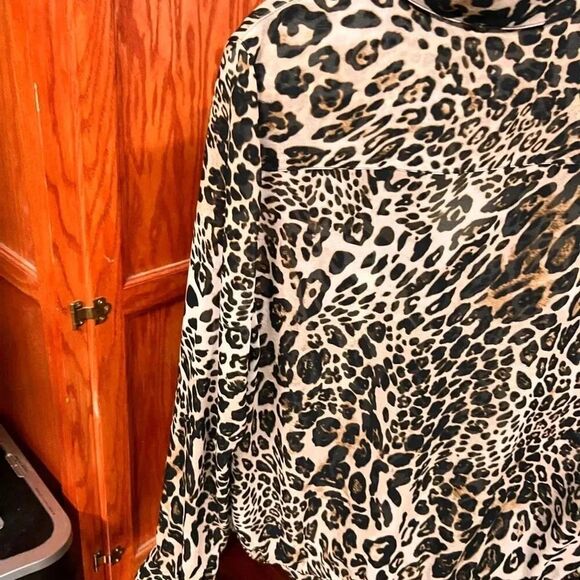 EUC Chico’s Animal Print Long Sleeve Blouse with tie Bottom #010 - Picture 6 of 8